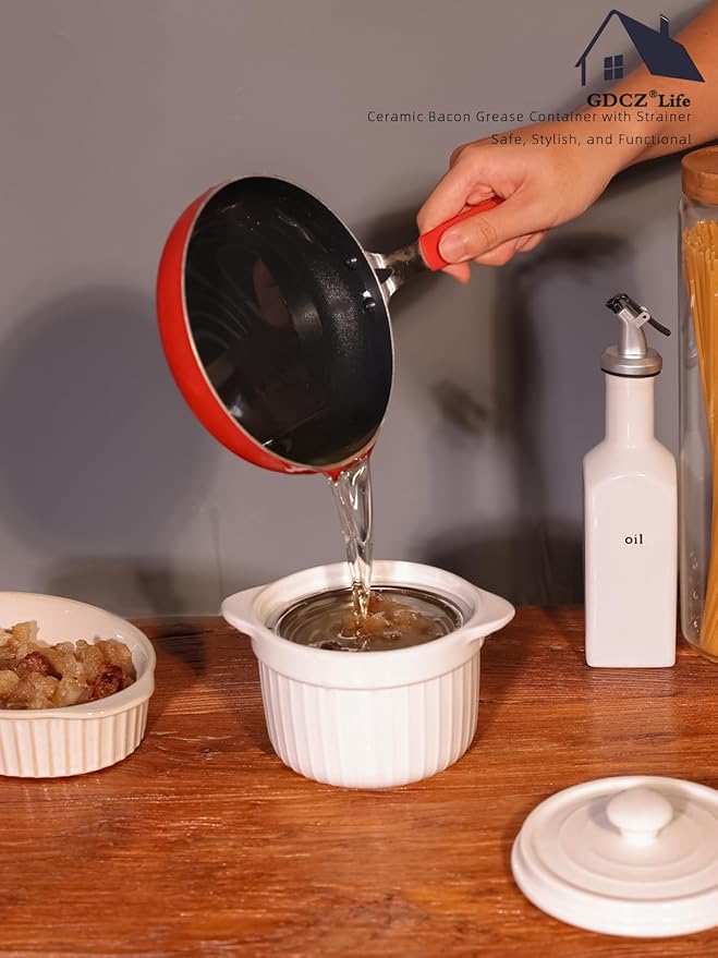 Ceramic Bacon Grease Container with Strainer, 20 oz Cooking Oil Storage Can Grease Keeper for Kitchen, Bacon Grease Keeper with Easy-Grip Handle (White)