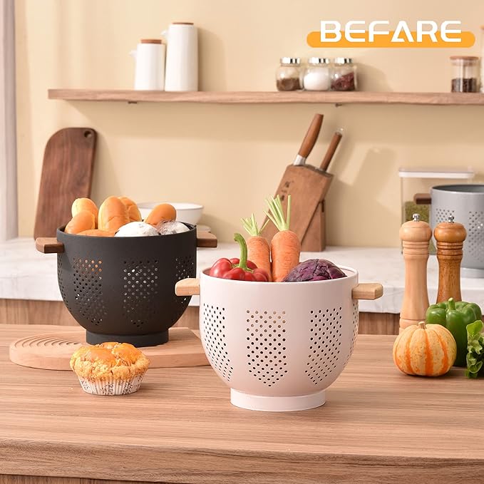 Metal Colander with Wood Handle and Stable Base, Powder Coated Steel Kitchen Strainer Basket for Draining Pasta, Vegetable and fruit(5.5quart,Pink)