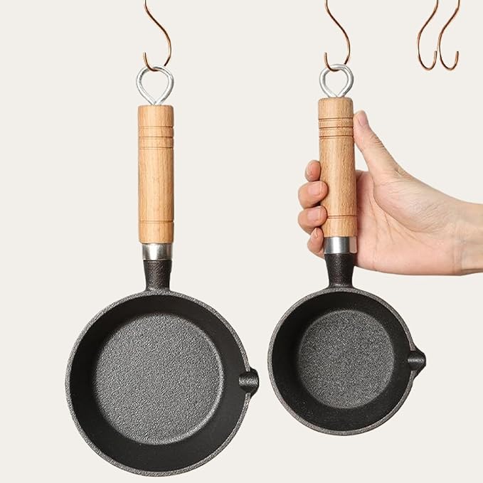 Mini Egg Frying Pan, Cast Iron Omelette Pan Skillet with Wooden Handle, Mini Pre Seasoned Skillet, Nonstick Egg and Fry Cast Iron Pot for Indoor Outdoor Cooking(13x5cm / 5.1x2.0in)