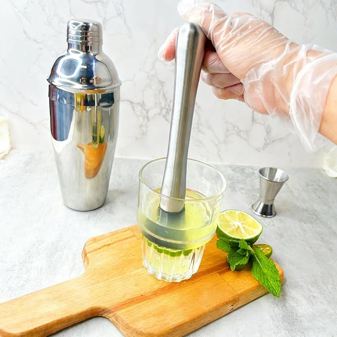 7-Piece Cocktail Shaker Set, Bartender Kit, Home Bar Accessories, Mixing Spoon, Measuring Jigger, Pour Spout, Muddler ，23oz Shaker with Built-in Bartender Strainer，Stainless Steel Bar Set