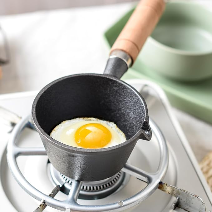 Mini Egg Frying Pan, Cast Iron Omelette Pan Skillet with Wooden Handle, Mini Pre Seasoned Skillet, Nonstick Egg and Fry Cast Iron Pot for Indoor Outdoor Cooking(13x5cm / 5.1x2.0in)