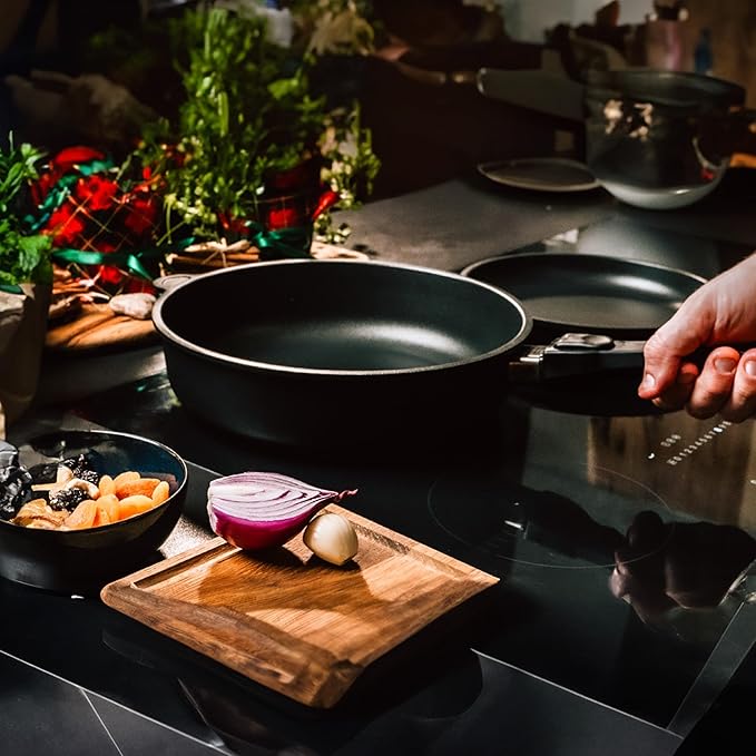 AMT Gastroguss The World´S [.] Casserole Frying pan for Induction, Diameter 26 cm, Height 7 cm, die-cast Aluminium, Lotan® Non-Stick Coating for Fat-Free-Frying, AMZN-I-726-US