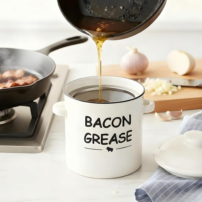 SOLIGT Ceramic Bacon Grease Container with Strainer - 600ml / 20oz Farmhouse Bacon Grease Keeper with Easy-Grip Handle, Bacon Fat Can for Grease Drippings and Storage - Creamy-white