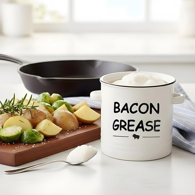 SOLIGT Ceramic Bacon Grease Container with Strainer - 600ml / 20oz Farmhouse Bacon Grease Keeper with Easy-Grip Handle, Bacon Fat Can for Grease Drippings and Storage - Creamy-white