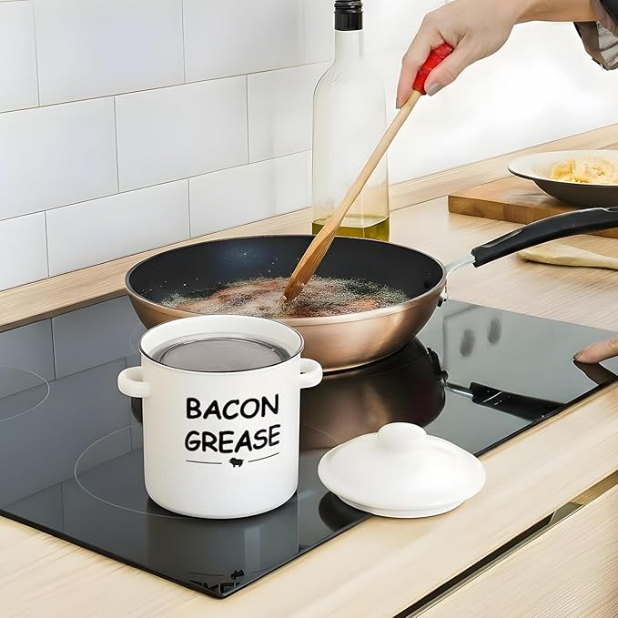 SOLIGT Ceramic Bacon Grease Container with Strainer - 600ml / 20oz Farmhouse Bacon Grease Keeper with Easy-Grip Handle, Bacon Fat Can for Grease Drippings and Storage - Creamy-white