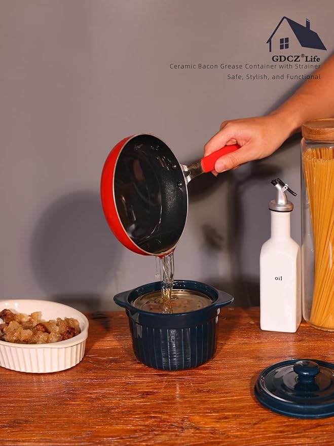 Ceramic Bacon Grease Container with Strainer, 20 oz Cooking Oil Storage Can Grease Keeper for Kitchen, Bacon Grease Keeper with Easy-Grip Handle (Navy)