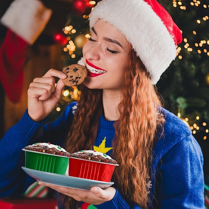 Aoriher 150 Pieces 10 oz Christmas Mini Cake Pans with Lids Christmas Aluminum Pans Baking Cups Square Disposable 4" x 4" Baking Tins for Desserts Xmas Party Supplies (Red Green)