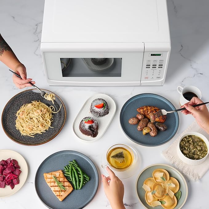 Farberware FM09WHA Microwave Oven, 0.9 Cu. Ft, White