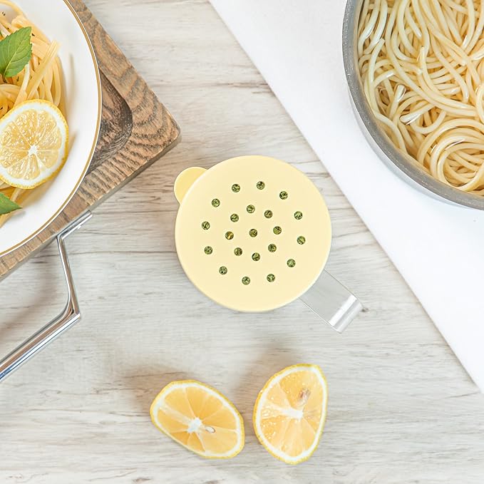 Restaurantware-RW Base 10 Ounce Clear Plastic Dredge Spice Shaker, 1 Reusable Dry Rub Shaker - Includes Yellow Perforated Lid, With Handle, Clear Polycarbonate Spice Holder, For Coarse Seasonings