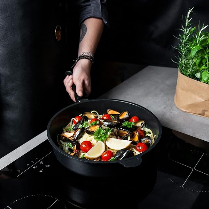 AMT Gastroguss The World´S [.] Casserole Frying pan for Induction, Diameter 26 cm, Height 7 cm, die-cast Aluminium, Lotan® Non-Stick Coating for Fat-Free-Frying, AMZN-I-726-US