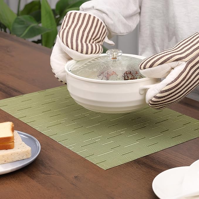 Myir JUN Placemats Set of 4, Vinyl Woven Placemats Place Mats Indoor Set of 4 Washable Table Mats Non-Slip Place mats for Dining Table (Green, Set of 4)