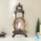 Sungmor Vintage Cast Iron Cookbook Stand, Small Ornate Easel Fleur De Lis Stand, 15.5" Tall Antique Brown Table Top Display Holder for Recipe Book, Picture Frame, Plate, Home Kitchen Decor