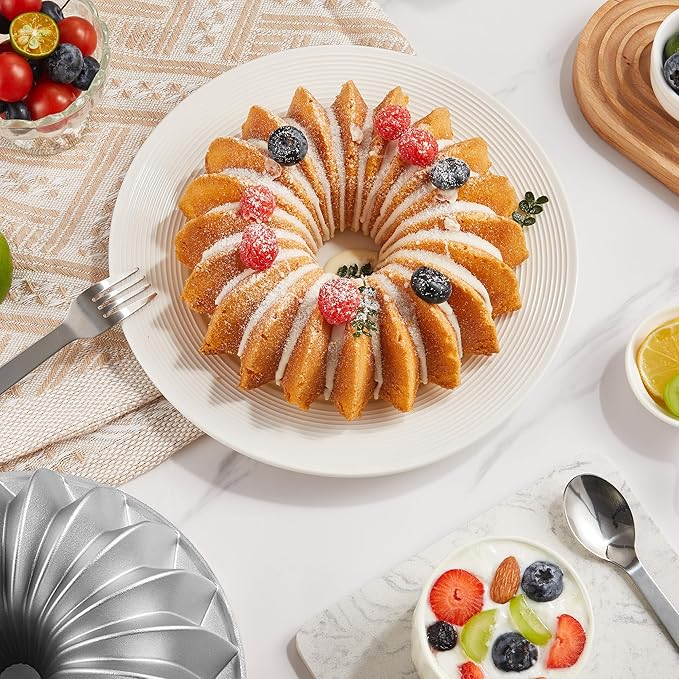 Nonstick Cake Pan, Nonstick Cast Aluminum bunt pan, 9.84” Fluted Tube Pan for Baking Unique Cake, 10 Cup Moldes para Pasteles, Cake Pans for Baking, High-Heat Resistant, Easy to Clean, Silver