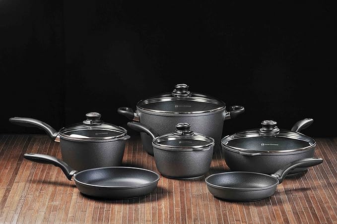 Swiss Diamond Nonstick Saute Pan with Lid, Diamond Coated Aluminum Deep Saute Pan with Lid Features Stainless Steel Handle, Dishwasher & Oven Safe Up To 500 °F, 9.5 Inch, 3.2 Quart
